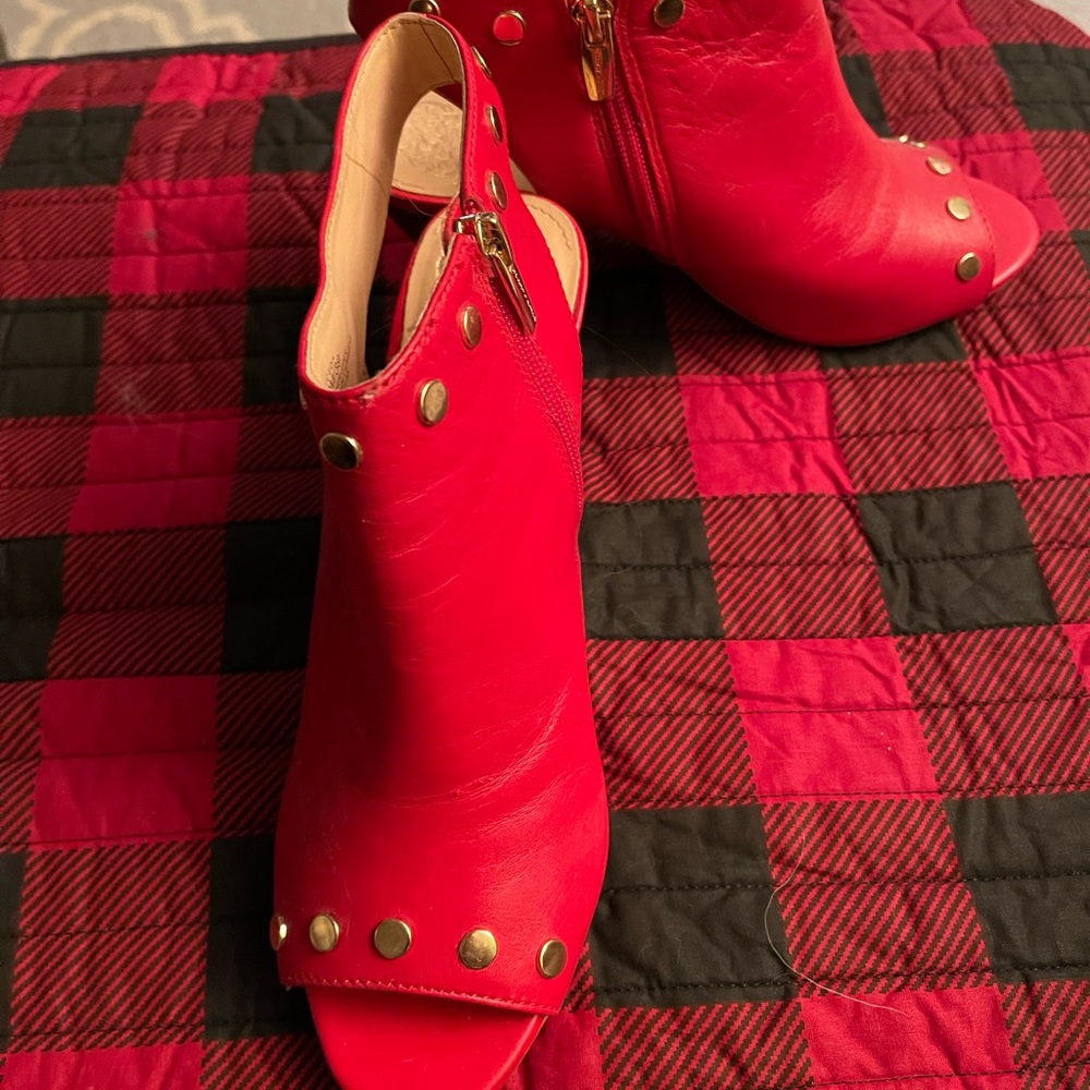 Vince camuto peep toe booties size 9